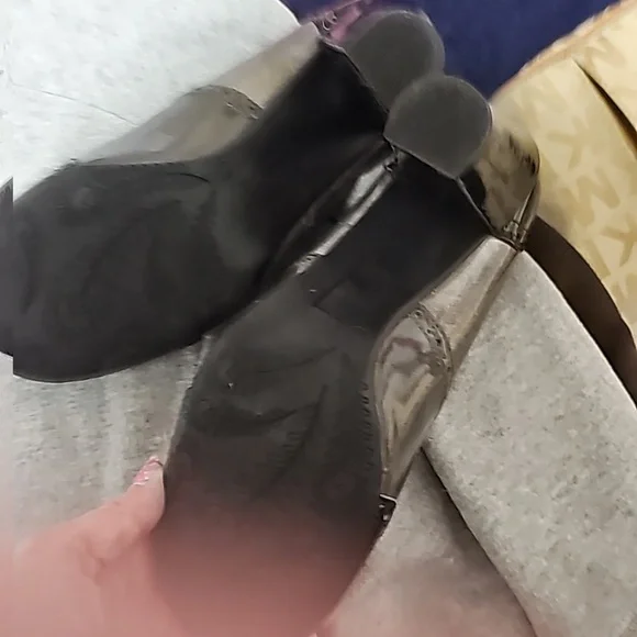 Black and gunmetal grey Mossimo heals. Size 8 with 3 inch heals. - Picture 4 of 4